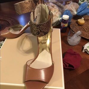 Woman’s shoes size 7